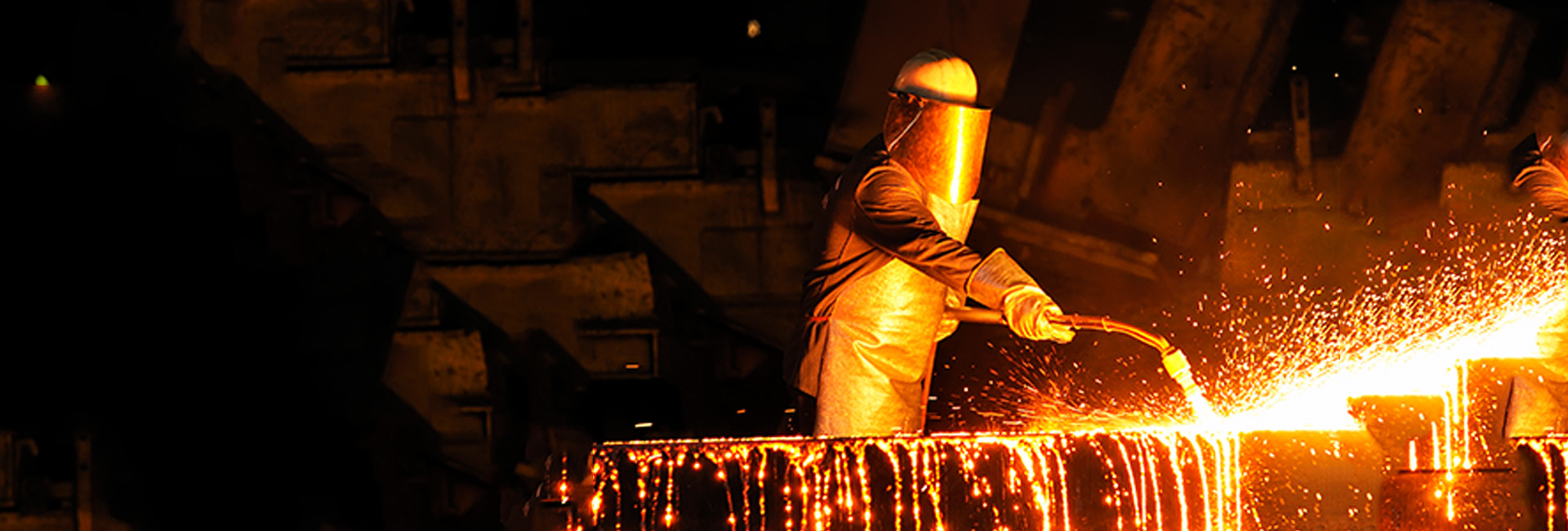 Arbeiter schmilzt Metall in Gießerei