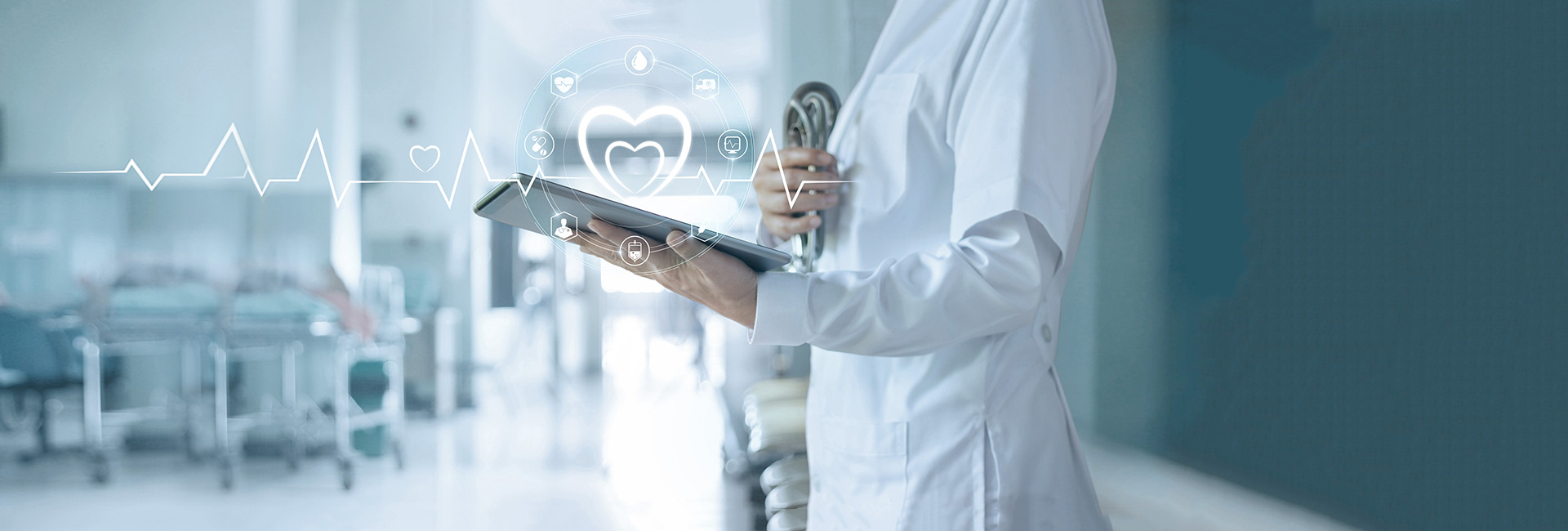 Reha-Forschung: Ärztin hält Tablet auf dem gesundheitsbezogene Symbole und Datenkurven digital dargestellt sind