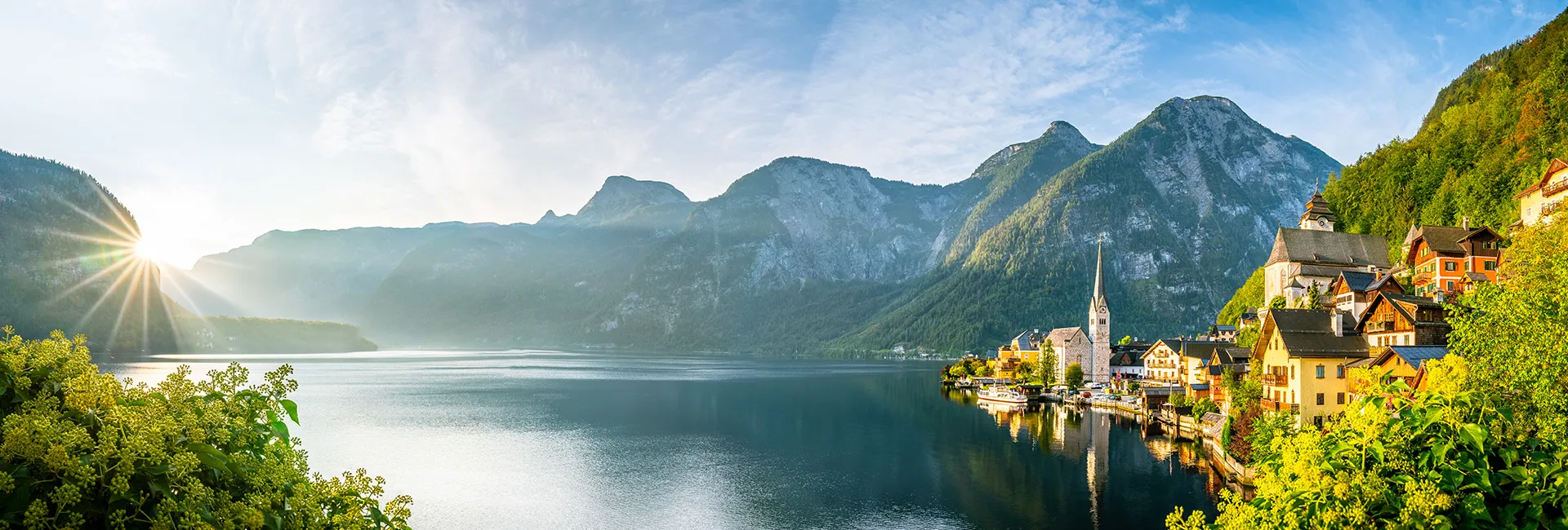 Oberösterreich: Bergsee, Kirche, Berge, Dorf, Landschaft