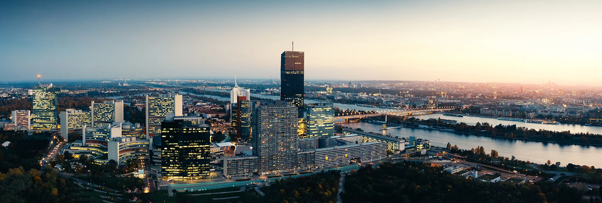 Wien: Skyline, Hochhäuser, Donau, Abenddämmerung