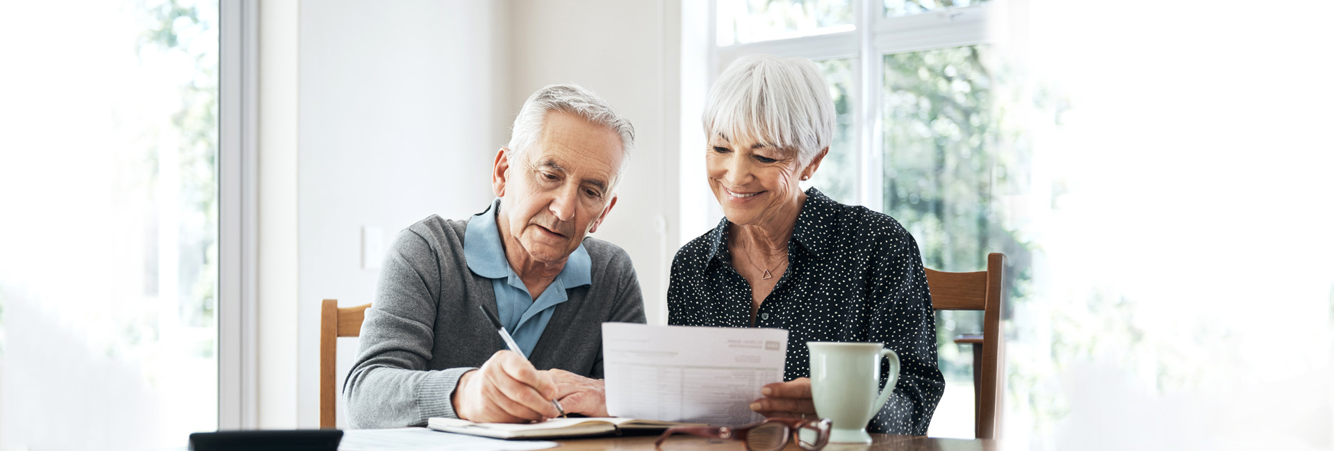 Älteres Paar füllt Pensionsantrag für die Alterspension aus