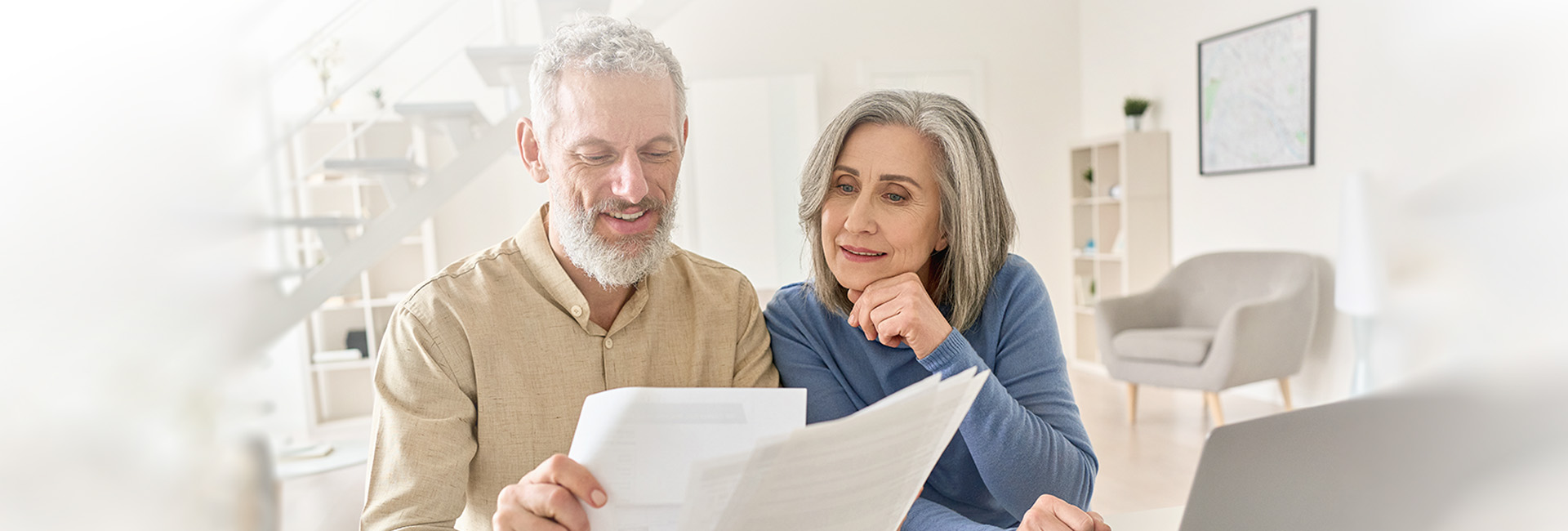Älteres Paar liest gemeinsam Antragsformular für Langzeitversicherungspension