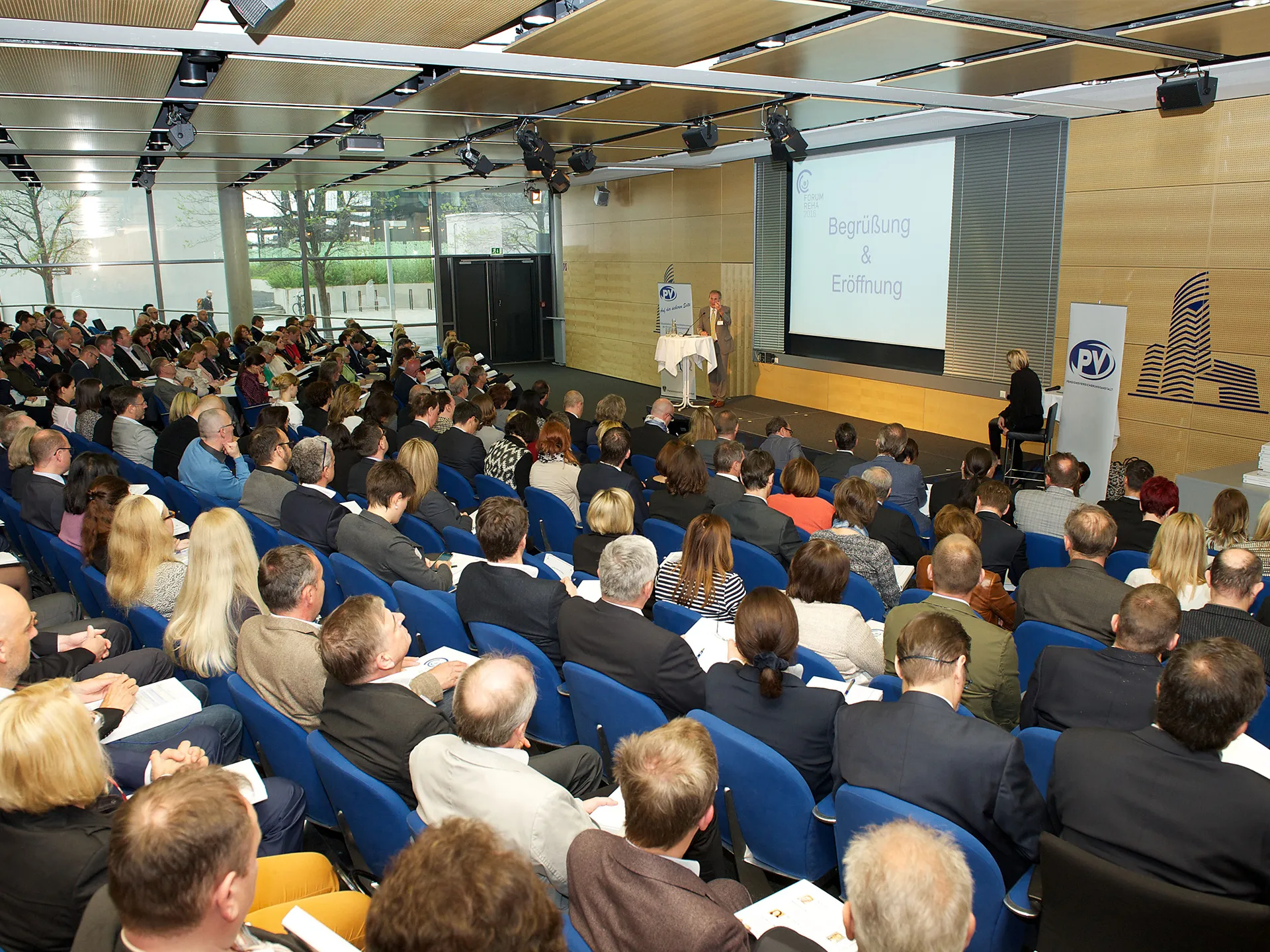 Forum Reha: Konferenzsaal mit vielen Zuhörer:innen