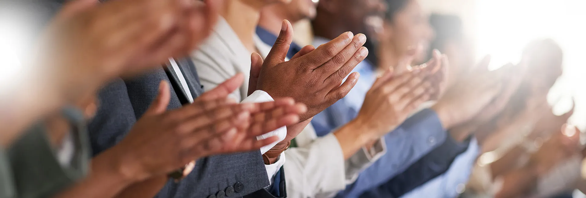 Weiterbildung und Karriere: Menschen, die im Stehen applaudieren