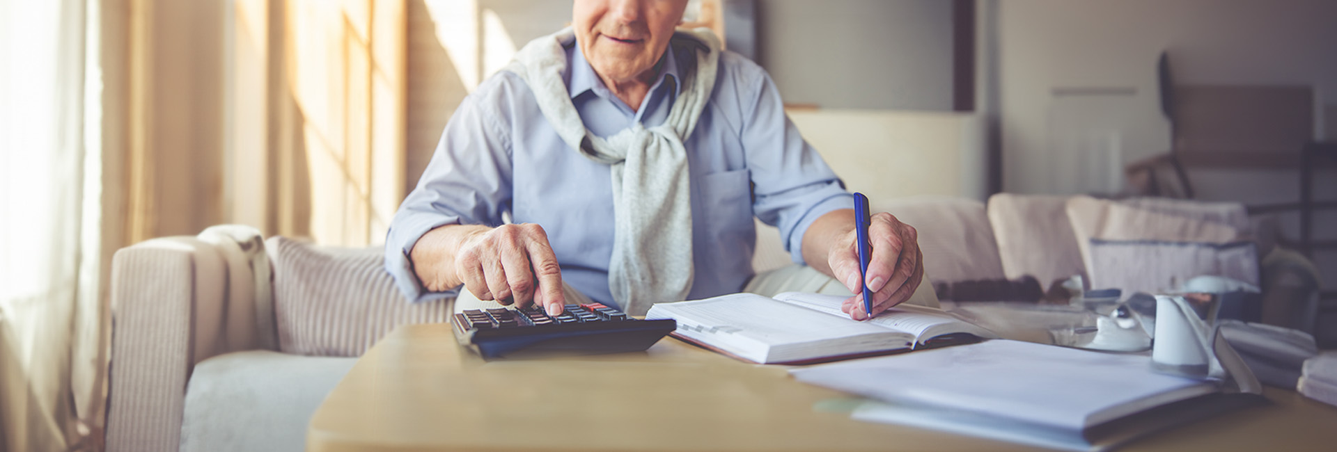 Wegfall der Leistung: Pensionist benutzt Taschenrechner und schreibt