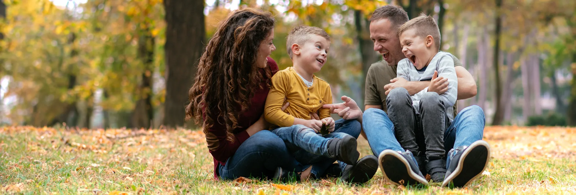 Pension und Kinder: Familie, Mutter, Vater, 2 Söhne, draußen, Herbst, lachen, spielen