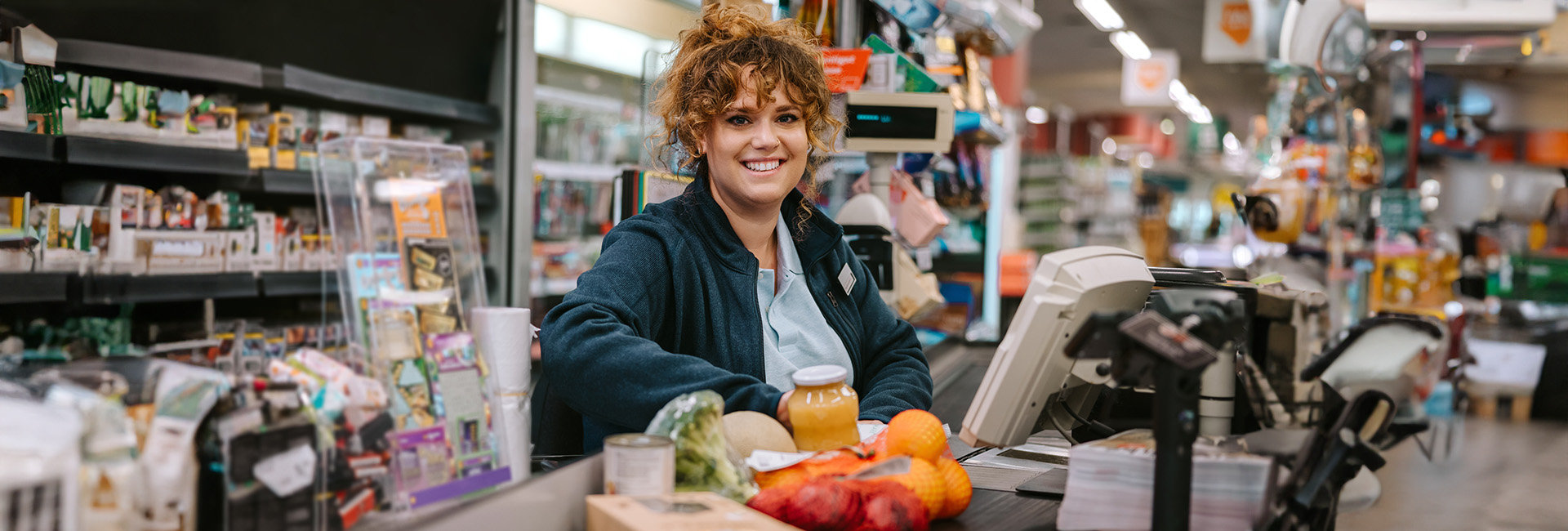 Frauenpensionen: Junge Supermarkt-Kassiererin bei der Arbeit
