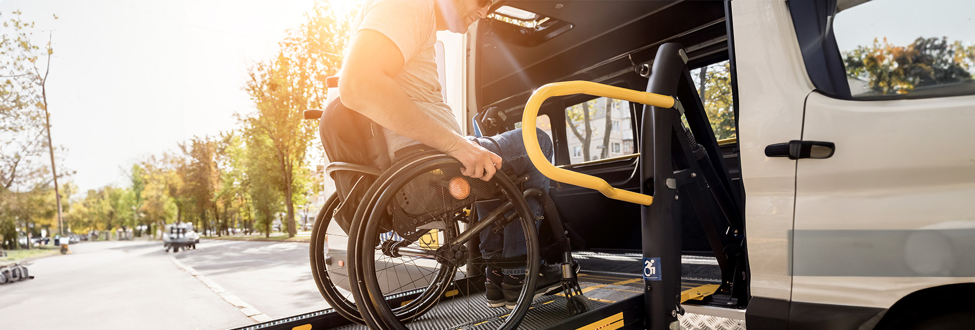 Soziale Reha: Rollstuhlfahrer nutzt barrierefreien Transport