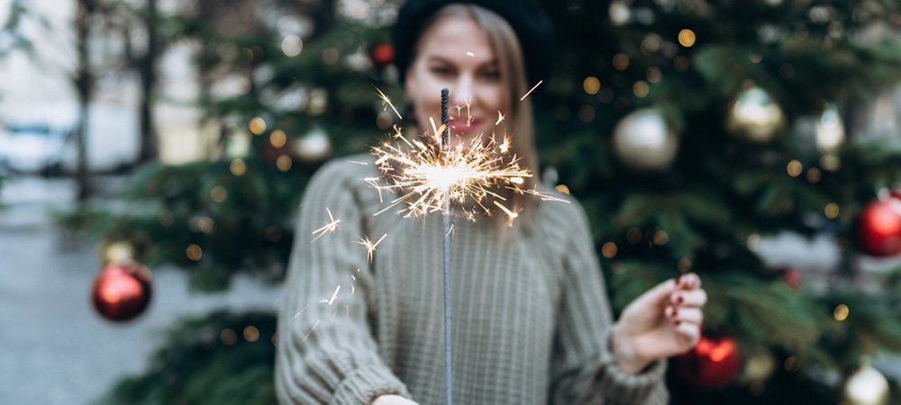 Weihnachten: Frau, Sprühkerze, Weihnachtsbaum