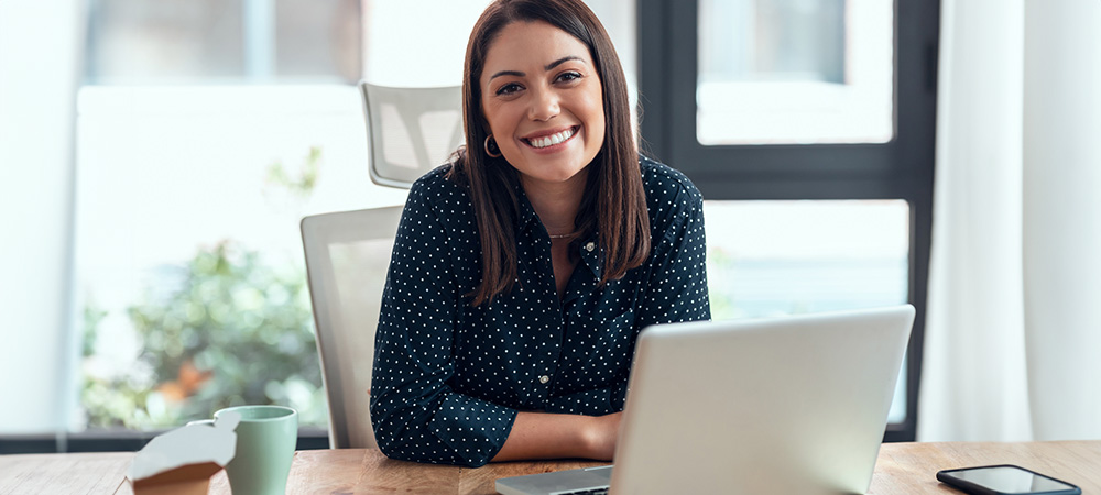 Pensionsversicherungsexpertin am Laptop